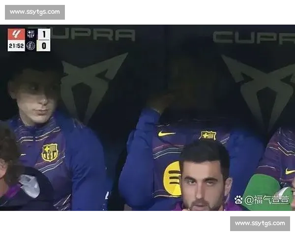 德比前夜插曲：拉什福德看曼联比赛，球迷刷屏红魔情怀